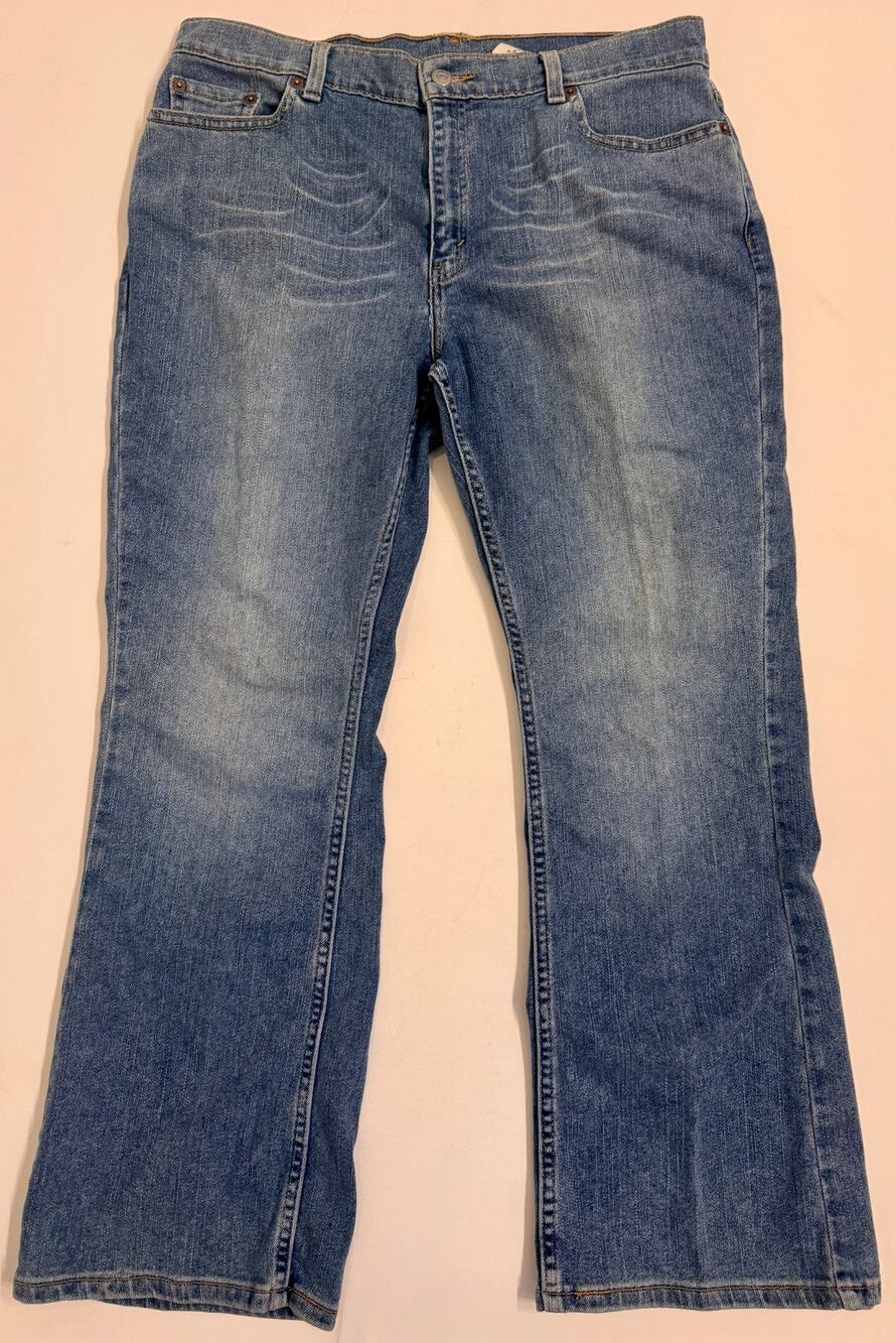 Levi's Women's 515 Boot Cut Low Rise Flare Leg Jeans Medium Wash Size 14P M